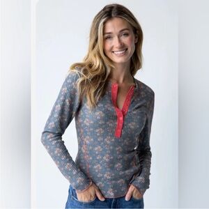 Natural Life Reagan Thermal Henley in Slate Floral Blooms XS